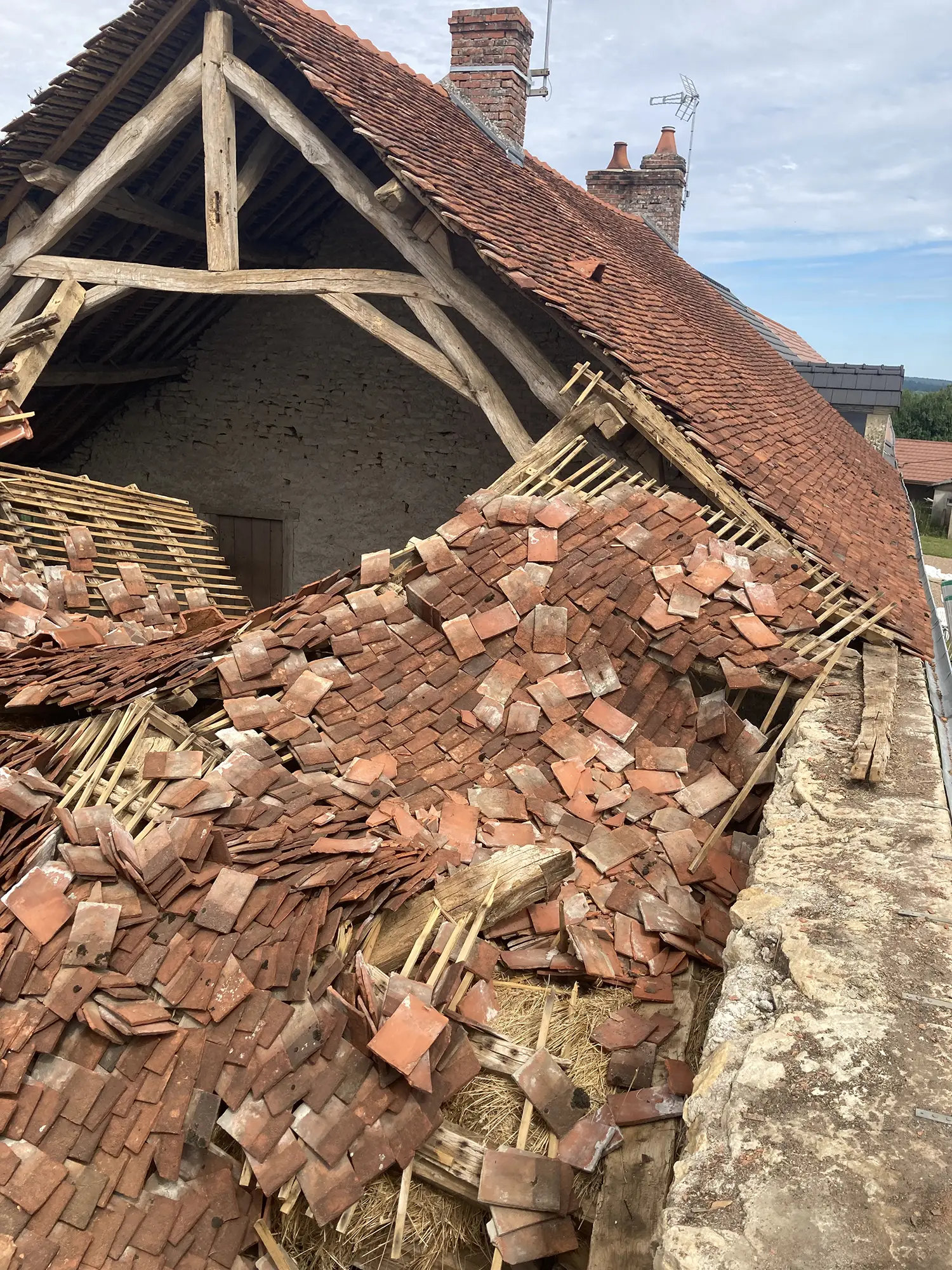 Effondrement partiel d’une toiture ancienne en tuiles avec charpente apparente