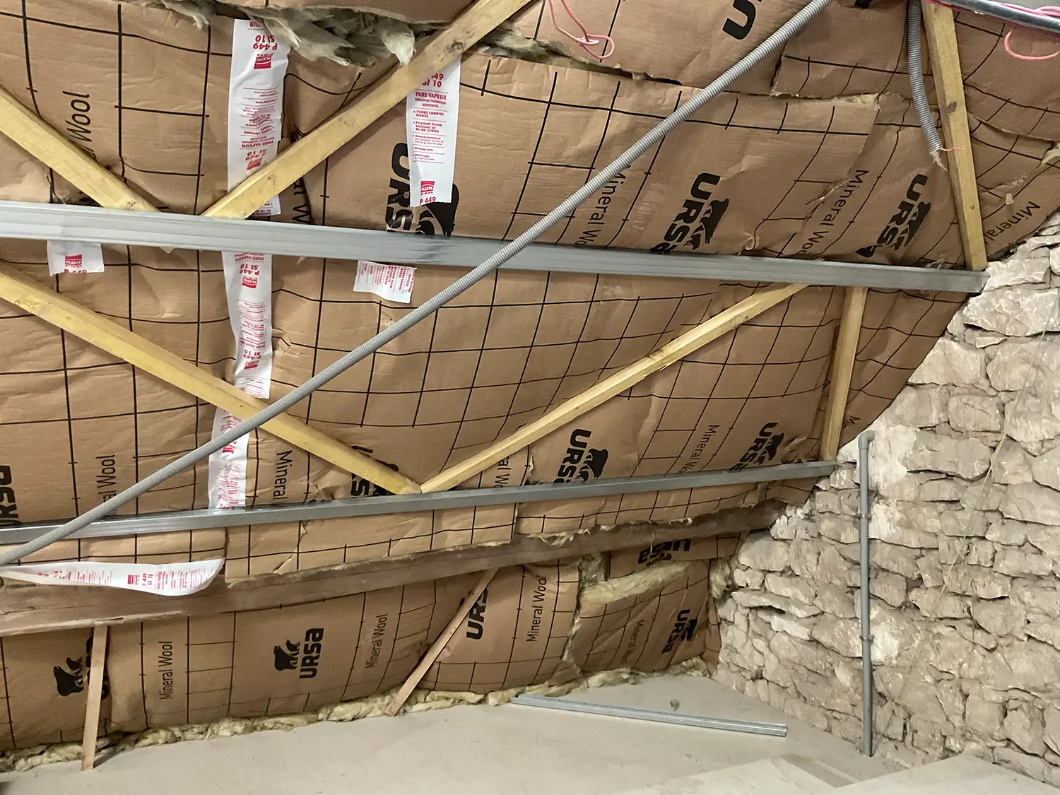 Isolation de rampants sous toiture avec panneaux de laine minérale URSA et ossature métallique