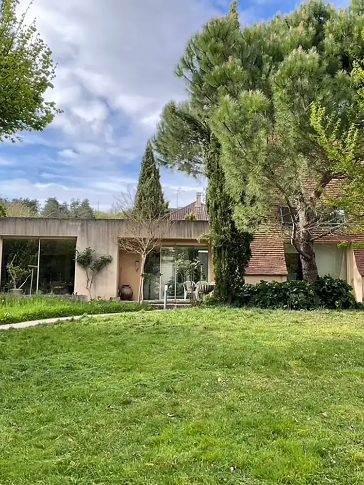 Maison contemporaine avec extension vitrée et grand jardin arboré