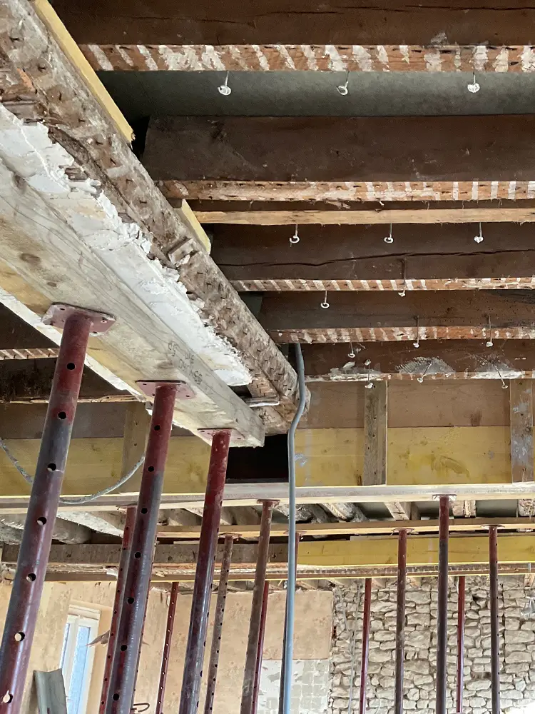 Travaux de renforcement de plancher avec étais métalliques et poutres apparentes