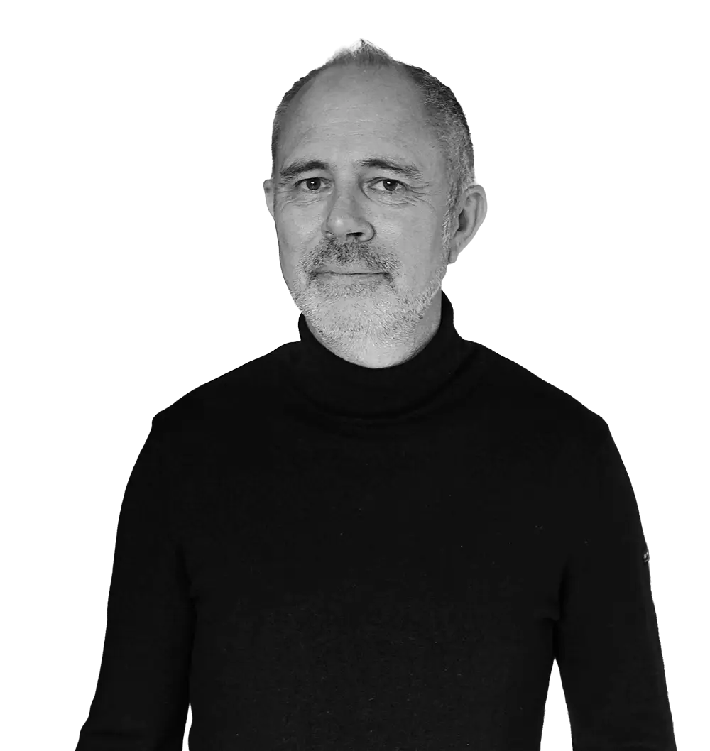 Portrait de Yann Loreau, expert bâtiment, debout en intérieur.