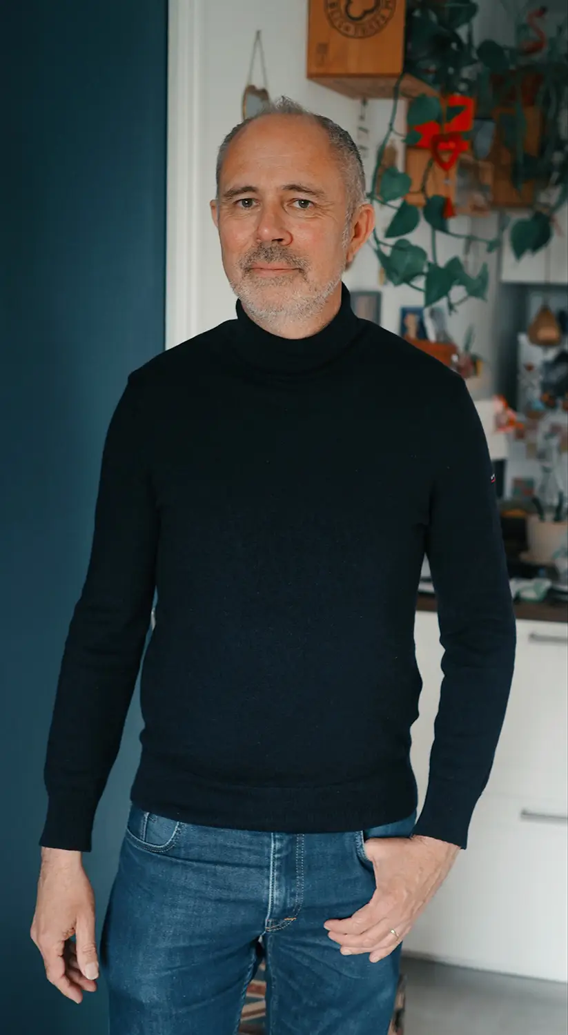 Portrait de Yann Loreau, expert bâtiment, debout en intérieur.
