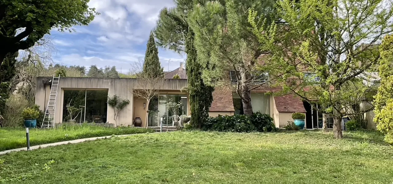 Maison contemporaine avec extension vitrée et grand jardin arboré